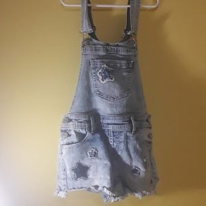 Cute star printed overalls.